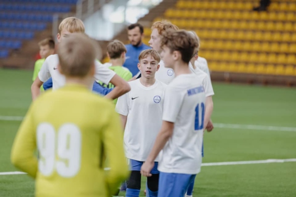 Balti varžybiniai marškinėliai suaug.