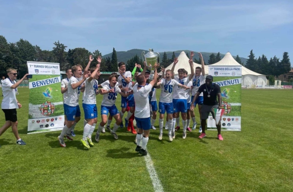 BFA šešiolikmečiai perrašė istoriją: futbolo turnyre Italijoje nušlavė italų ekipas ir tapo čempionais